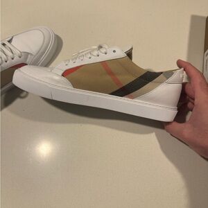 Burberry White and Tan Low-Top Sneakers